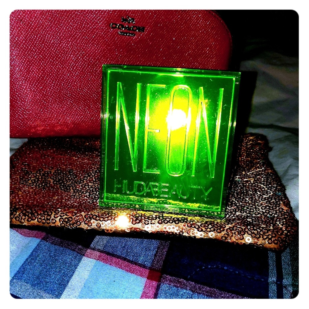 💚 💥BNIB Huda Neon Green OBSESSIONS💥 💚